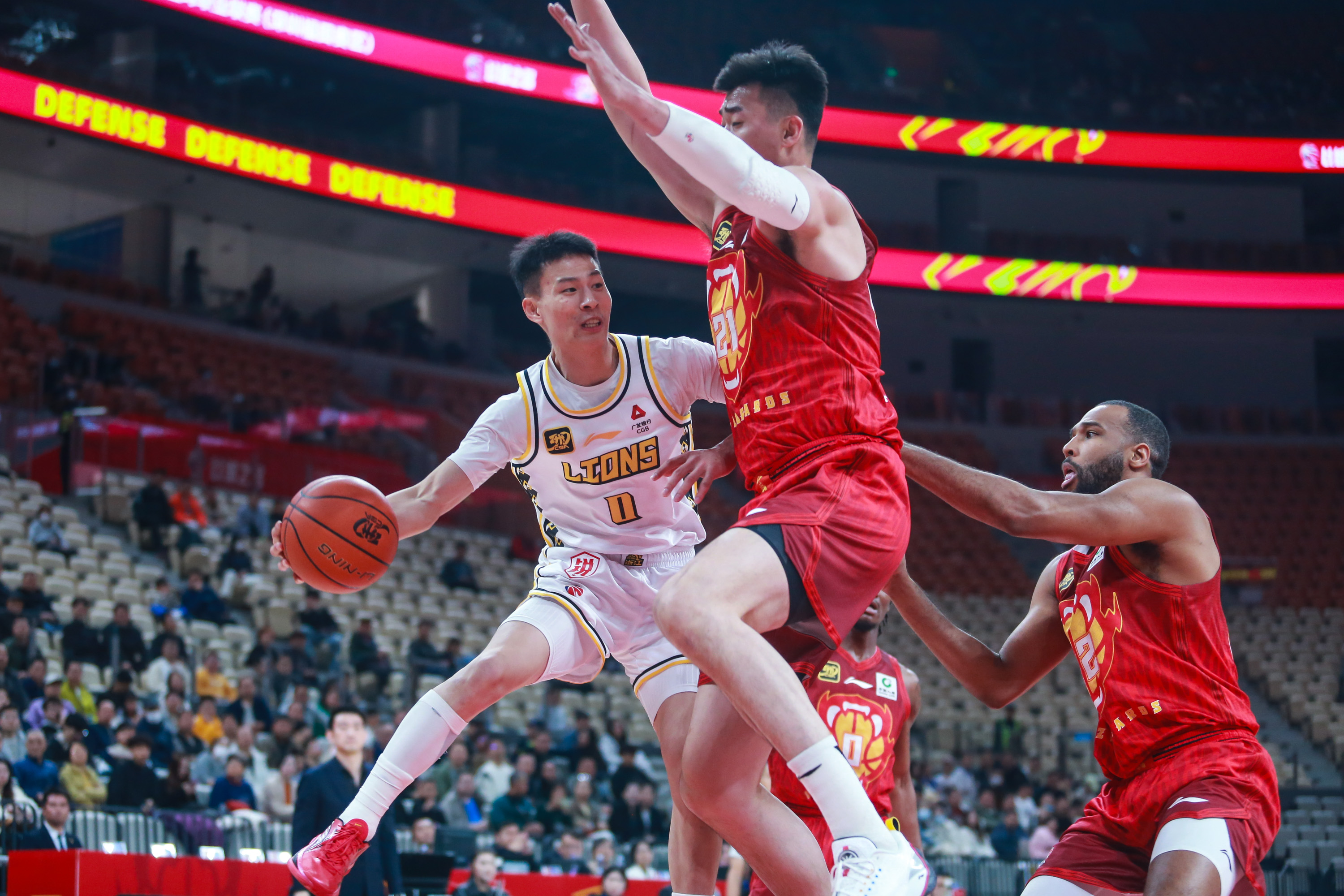 经典对决再度上演,篮球史上的传奇一幕 经典对决再度上演,篮球史上的传奇一幕