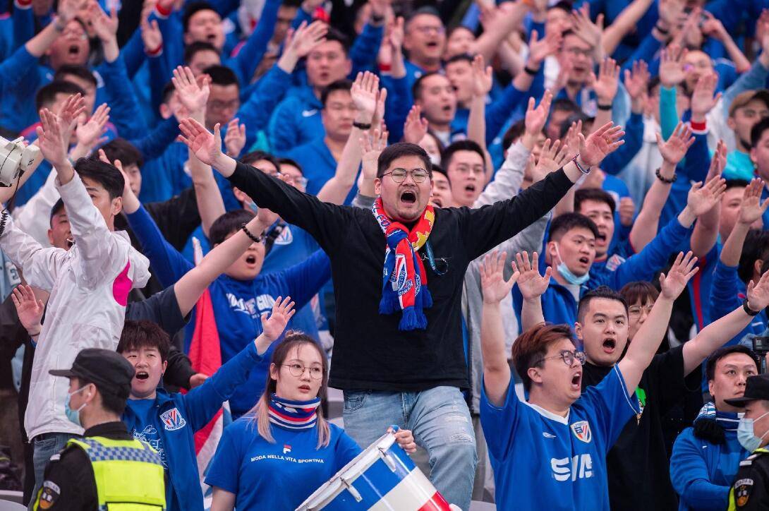 精彩绝伦的比赛过后,全场球迷热血沸腾 精彩绝伦的比赛过后,全场球迷热血沸腾