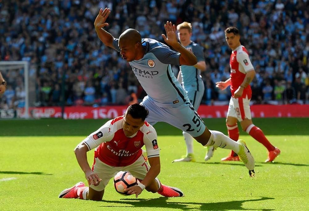 关于那不勒斯碾压里昂，阿圭罗扛起全队的信息